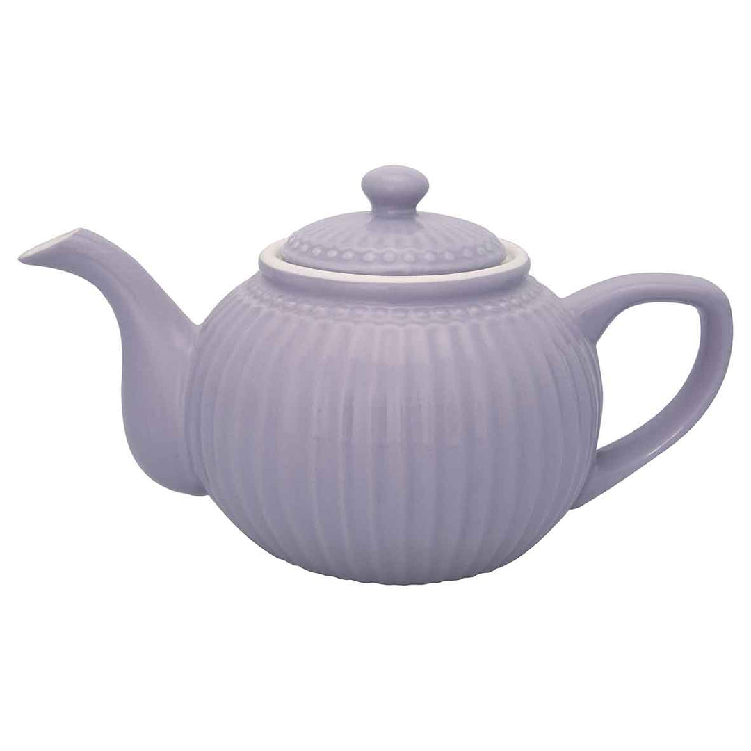 Eine blassviolette GreenGate - Alice Teekanne mit strukturiertem Design und rundem Deckel, isoliert auf weißem Hintergrund.