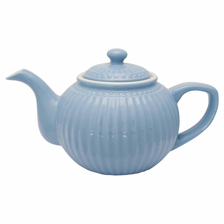 Eine blaue GreenGate - Alice Teekanne aus Keramik mit geripptem Design, Deckel und Ausguss, isoliert auf weißem Hintergrund.