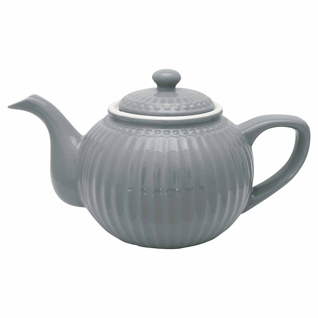 GreenGate - Alice Teekanne mit strukturiertem Design, mit langer Tülle und abgerundetem Griff, isoliert auf weißem Hintergrund.