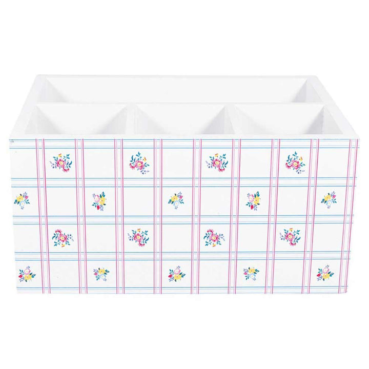 GreenGate - Gaby Besteckkasten, weißer Organizer mit mehreren Fächern, mit einem Karomuster und floralen Designs, isoliert auf weißem Hintergrund.