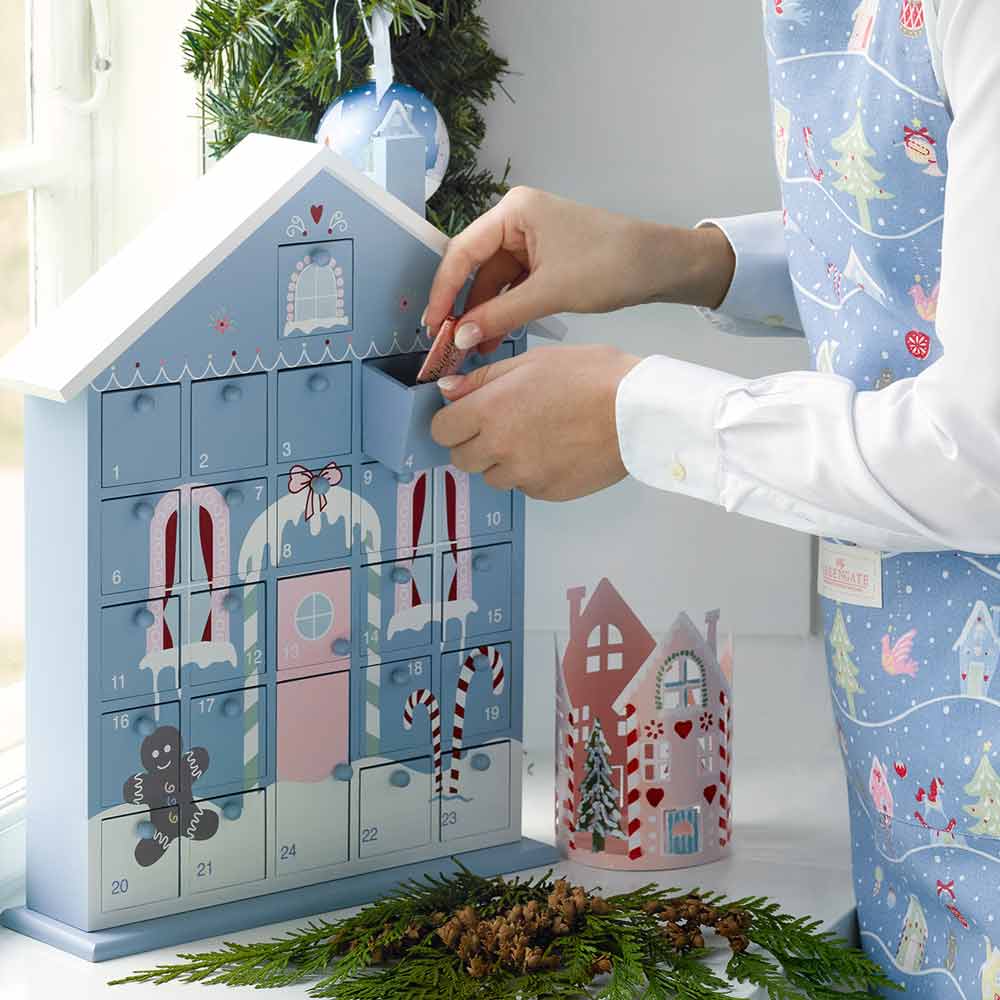 GreenGate - Laura Weihnachtskalender Haus aus Holz dusty blue