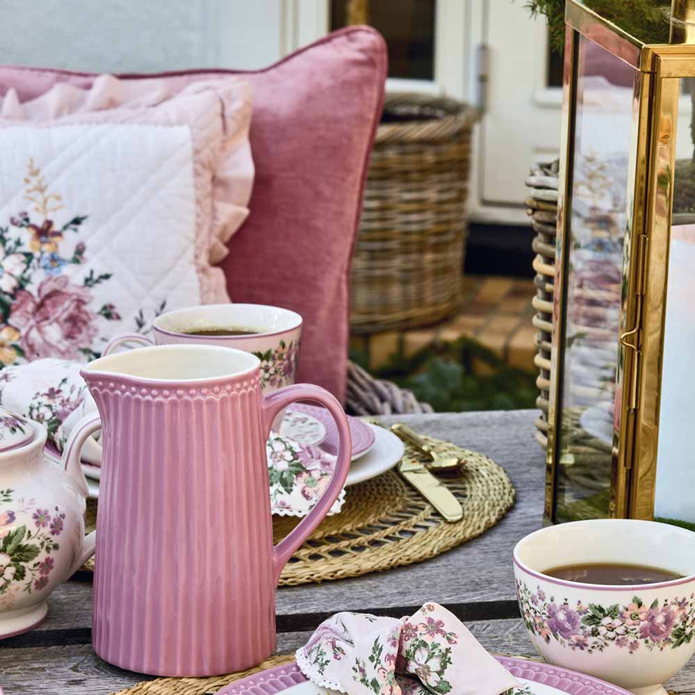 Floraler Landhaustisch mit GreenGate-Geschirr, Tischwäsche und rosa Krug