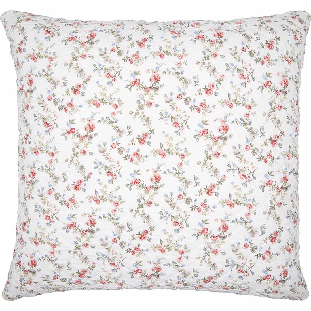 GreenGate - Petricia Kissenbezug hellblau 50 x 50 cm (Kopie) mit weißem Hintergrund, bedeckt mit einem Blumenmuster aus roten, rosa, blauen und grünen Blumen und Blättern.