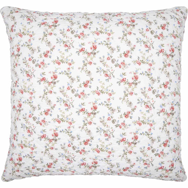 GreenGate - Petricia Kissenbezug hellblau 50 x 50 cm (Kopie) mit weißem Hintergrund, bedeckt mit einem Blumenmuster aus roten, rosa, blauen und grünen Blumen und Blättern.
