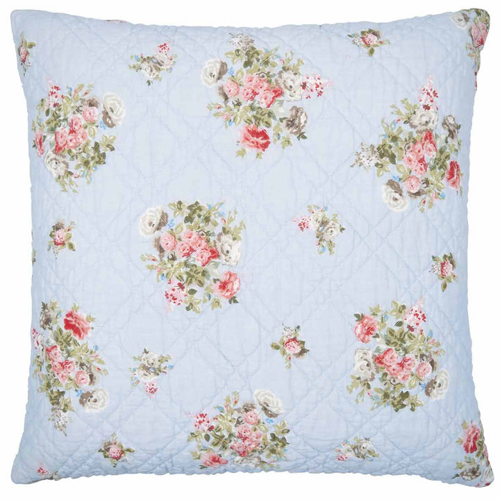 Ein GreenGate - Petricia Kissenbezug hellblau 50 x 50 cm (Kopie) mit einem hellblauen Hintergrund, geschmückt mit Ansammlungen von rosa, weißen und grünen Blumenmustern und einer gesteppten Textur.