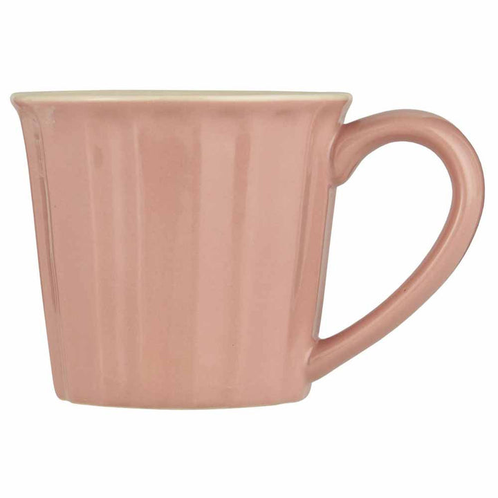 Ein Ib Laursen - Becher Mynte Becher mit Henkel auf weißem Hintergrund.