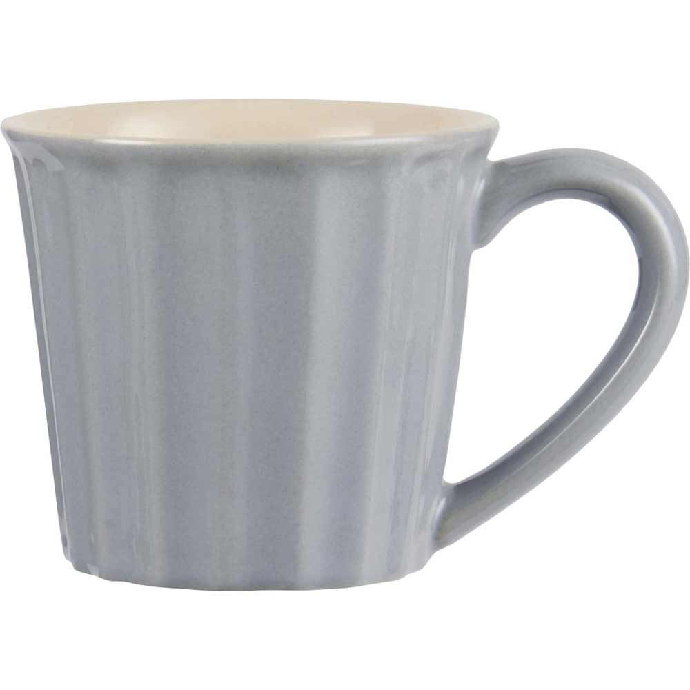 Ein Ib Laursen - Becher Mynte mit weißem Henkel auf weißem Hintergrund.
