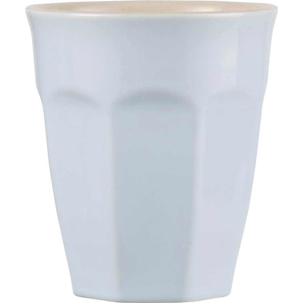 Ein Ib Laursen - Cafe Latte Becher Mynte mit dezentem ergonomischem Einkerbungsdesign für besseren Halt.