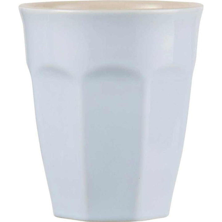 Ein Ib Laursen - Cafe Latte Becher Mynte mit dezentem ergonomischem Einkerbungsdesign für besseren Halt.