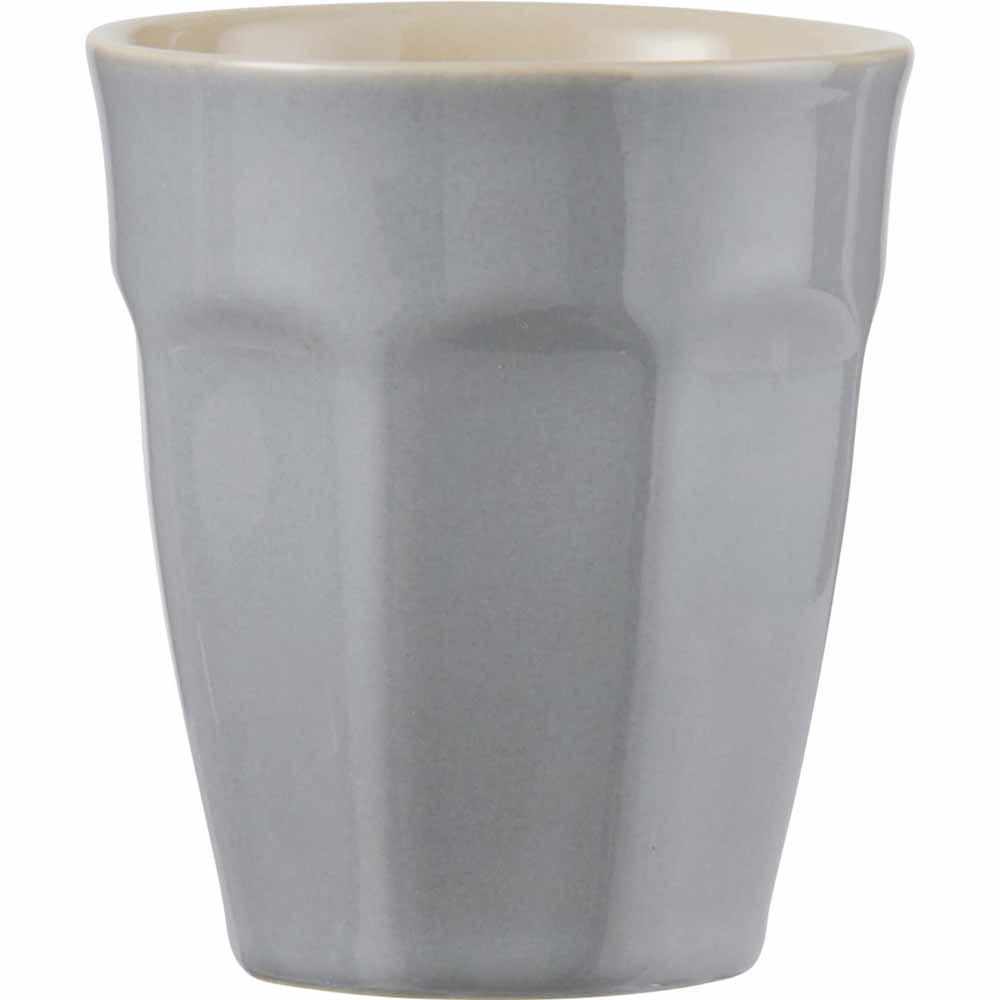 Ein einfacher Ib Laursen - Cafe Latte Becher Mynte mit leicht konischer Form und glatter, glänzender Oberfläche.