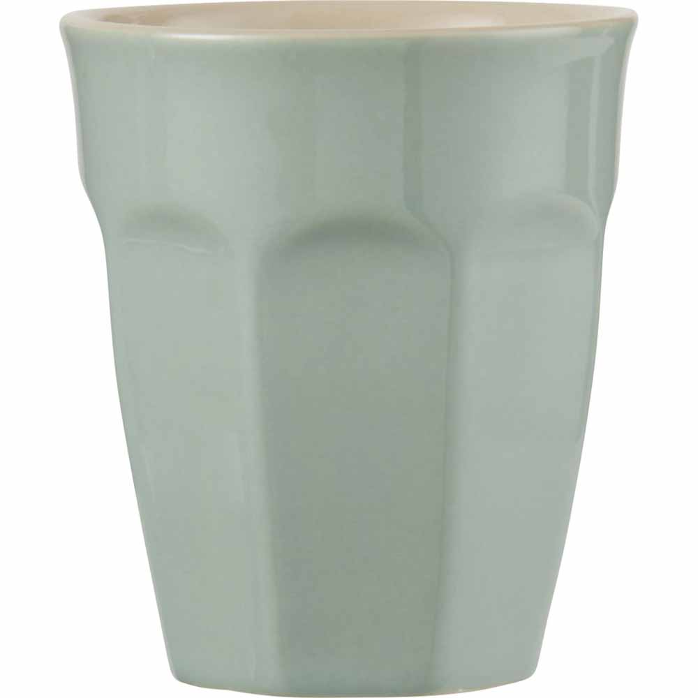 Ein hellgrüner Ib Laursen - Cafe Latte Becher Mynte Übertopf mit konischem Design und glatter Oberfläche.
