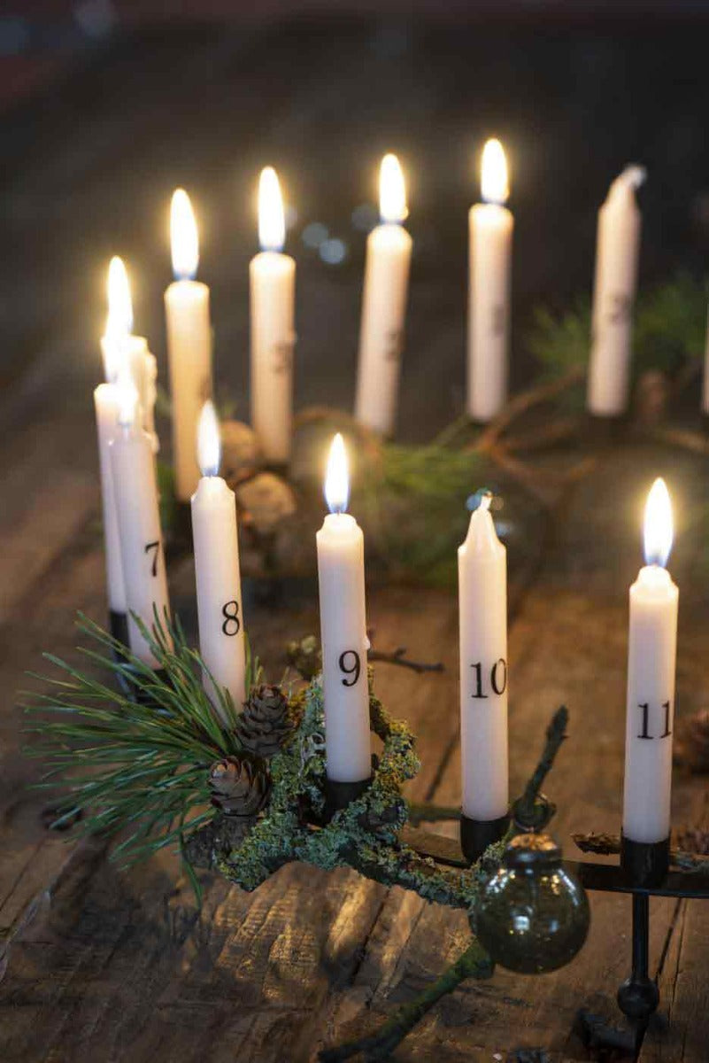 Ib Laursen -Tannenbaumkerzen 1-24 malva mit schwarzen Zahlen
