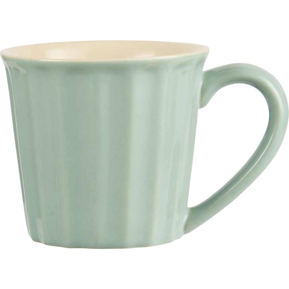 Ein Ib Laursen - Becher Mynte mit Henkel auf weißem Hintergrund.