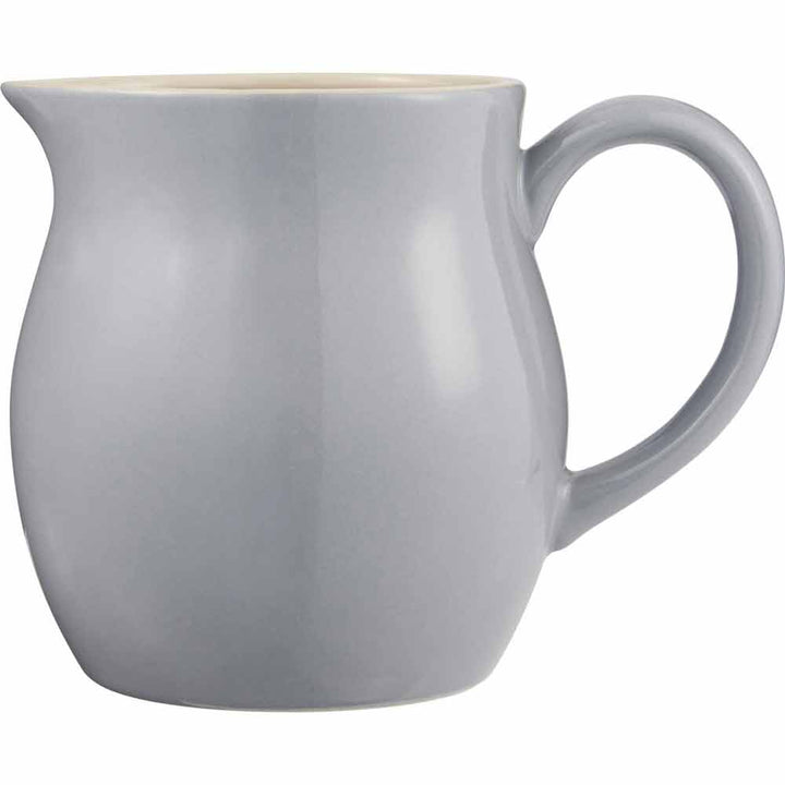 Eine einfache, hellgraue Ib Laursen - Kanne 2,5 Liter Mynte Keramikkanne mit glatter Oberfläche und stabilem Griff.