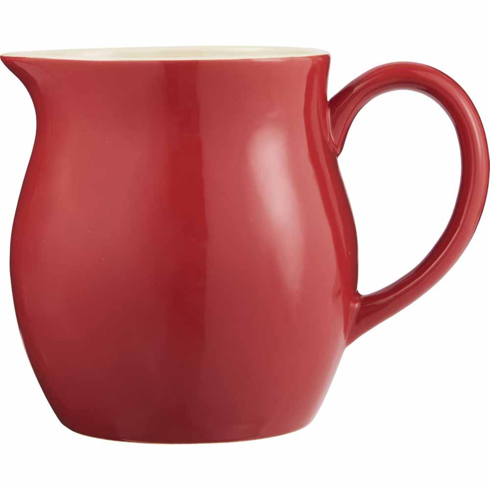 Ein roter Ib Laursen - Kanne 2,5 Liter Mynte-Krug mit glatter, glänzender Oberfläche und einem Henkel an einer Seite.