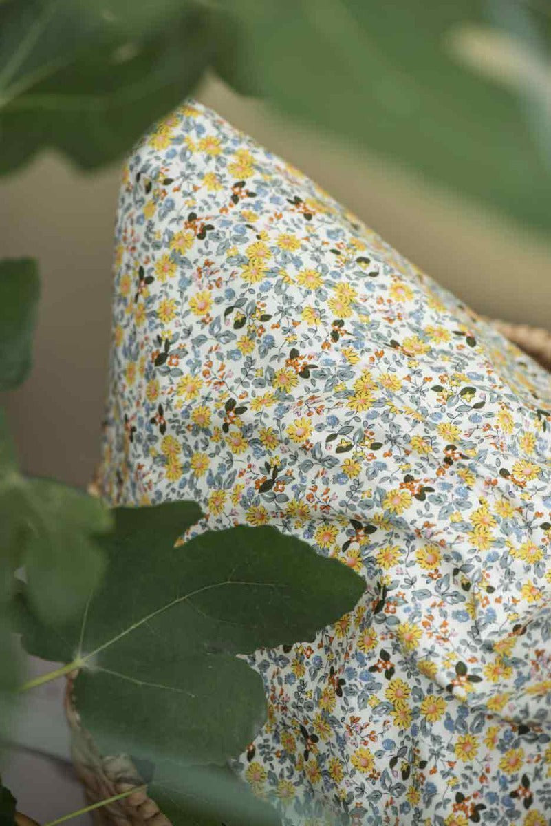 Ib Laursen - Kissenbezug mit gelben, orangen und staubig grünen Blumen