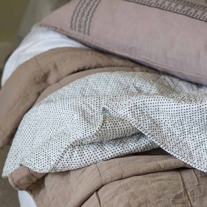 Ib Laursen - Quilt weiß mit schwarzen Pünktchen