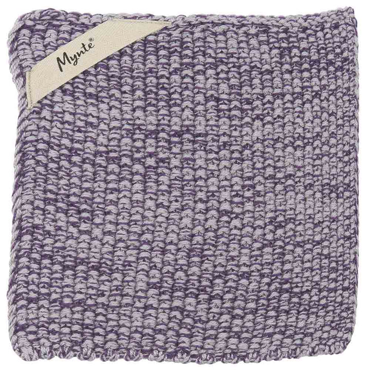 Ein lila-weißes gestricktes Geschirrtuch mit einem Etikett in der oberen linken Ecke mit dem Text „Ib Laursen – Topflappen Mynte“.