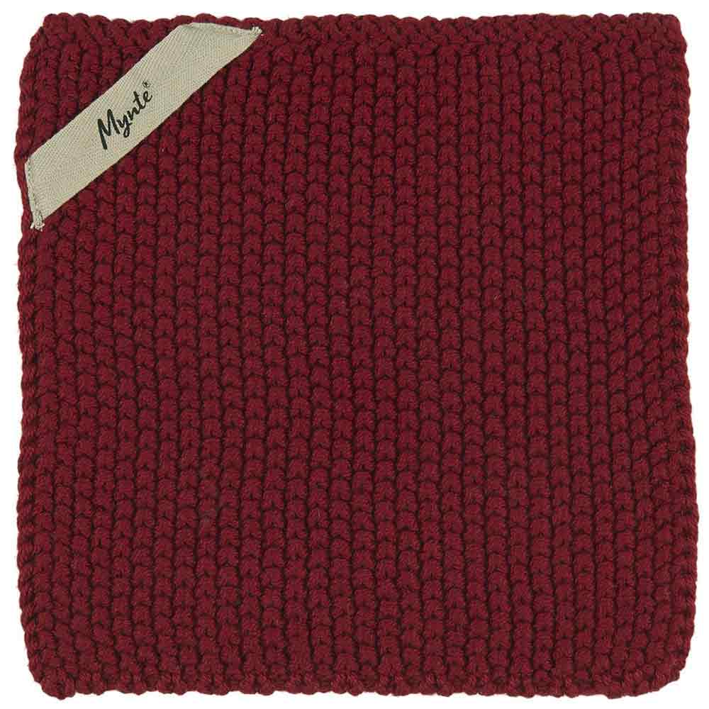 Ein burgunderfarbenes, quadratisches Strickkissen mit einem sichtbaren Markenetikett mit der Aufschrift „Ib Laursen – Topflappen Mynte“ in der oberen linken Ecke.