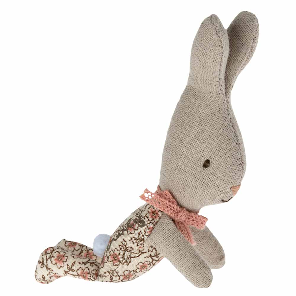 Ein Maileg - Hase Bunny MY Mädchen Rose mit rosa und beiger Schleife.