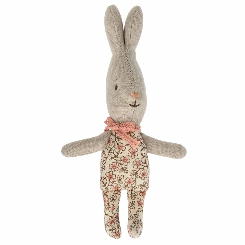Ein Maileg - Hase Bunny MY Mädchen Rose Stofftier mit rosa Schleife.