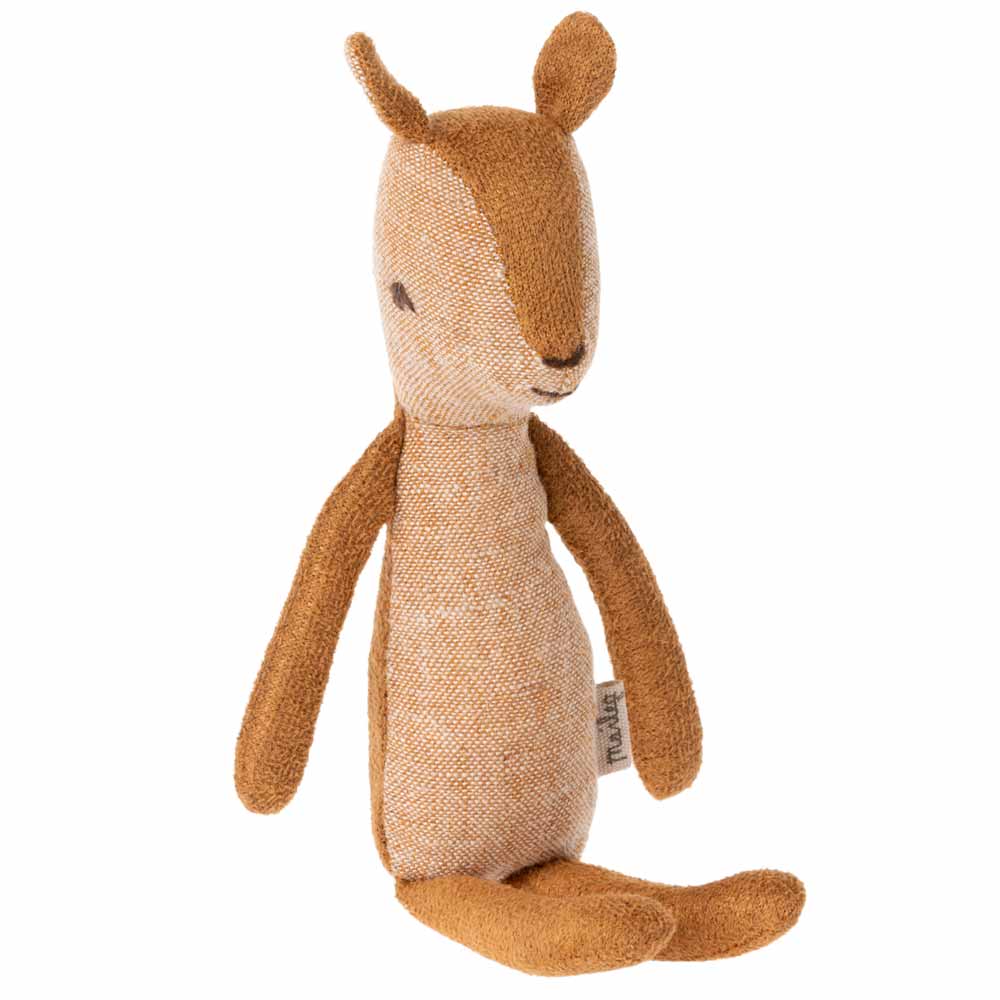 Ein Maileg - Hirsch Little Sister Plüsch-Känguru in sitzender Position, aus braunem Stoff, mit aufgenähten Augen und Ohren, abgebildet auf weißem Hintergrund.