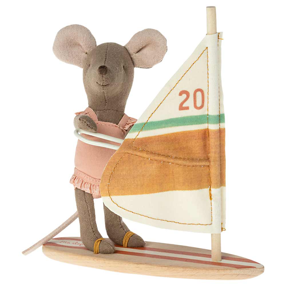 Maileg - Maus Little Sister als Surfer auf Windsurfbrett