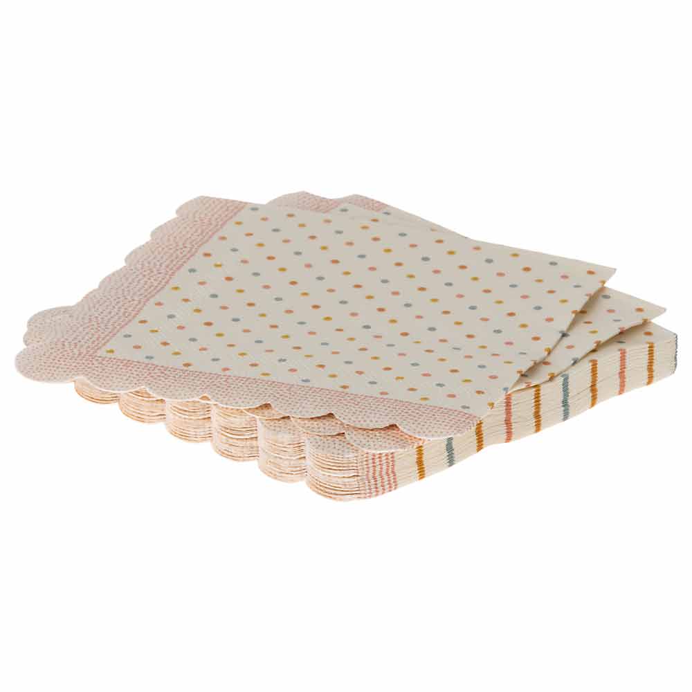 Ein Stapel gefalteter Maileg - Papierservietten Dots Rosa Servietten mit Spitzenkanten auf weißem Hintergrund.