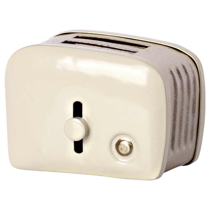 Maileg - Puppenhaus Toaster mit Toast für Hasen weiß mit zwei Schlitzen und einem Knopf an der Vorderseite, isoliert auf weißem Hintergrund.