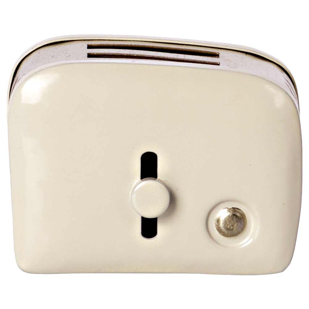 Vintage Maileg – Puppenhaus Toaster mit Toast weiß mit einem Schiebeknopf vorne und einem runden Knopf auf der rechten Seite, isoliert auf weißem Hintergrund.
