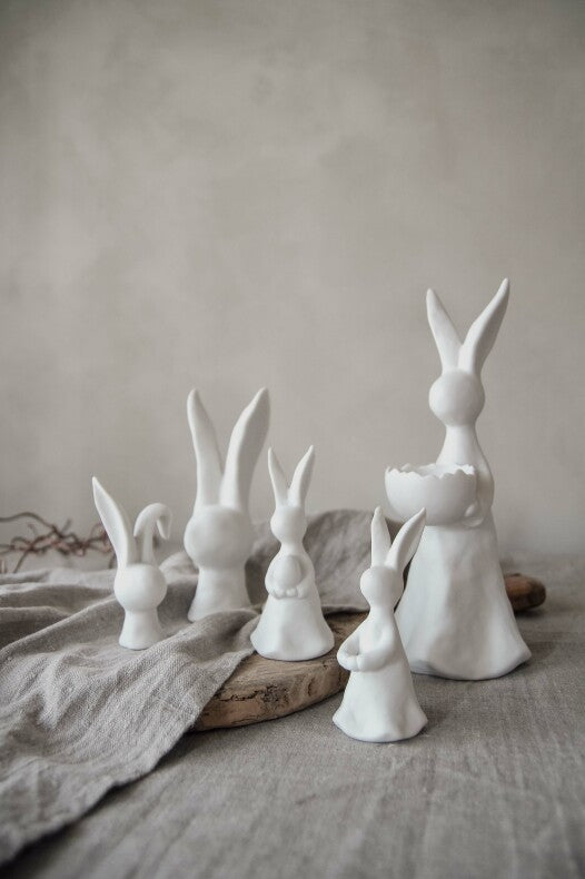 Majas Cottage – Große Hase-Figuren auf neutralem Hintergrund mit sanfter Beleuchtung.