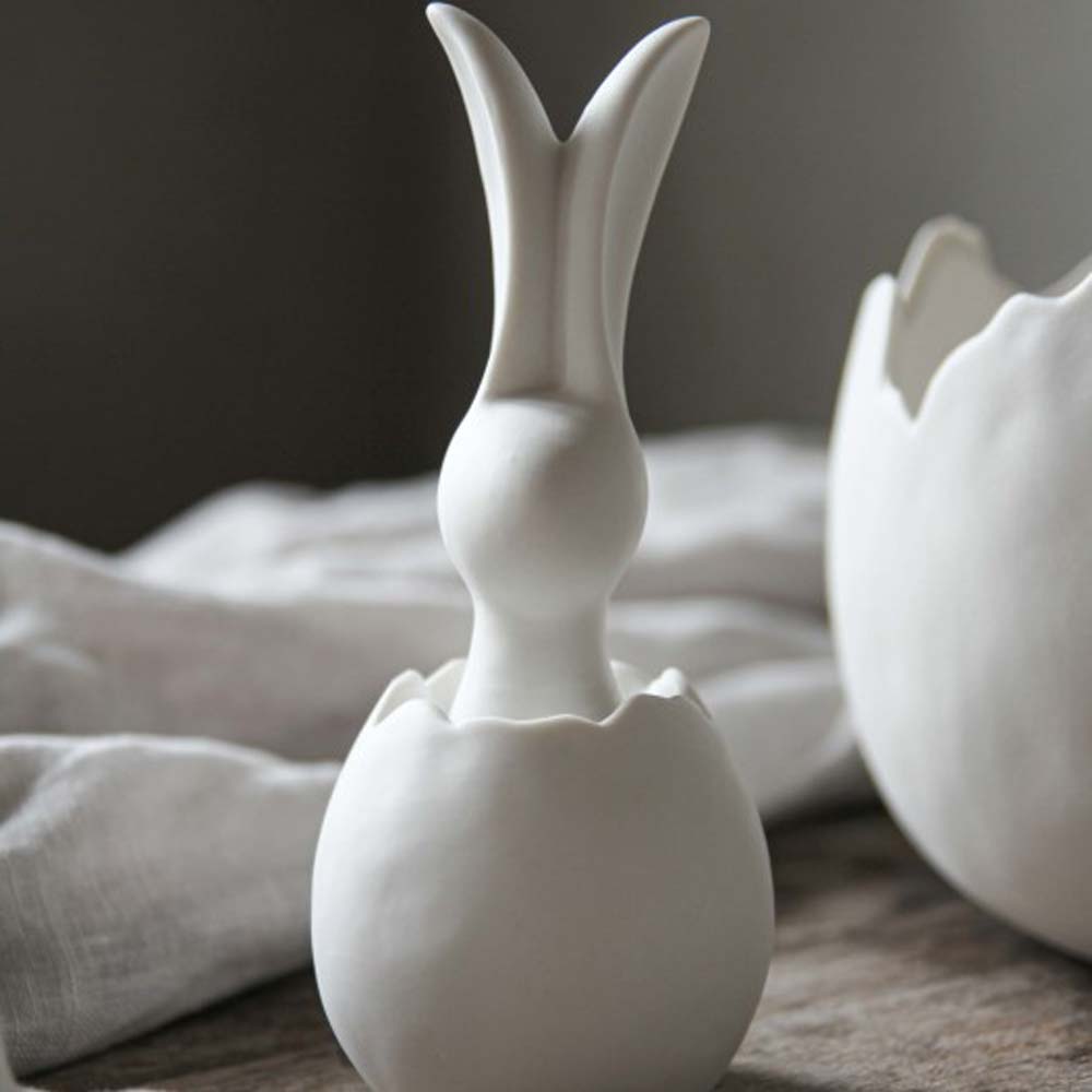 Ein Majas Cottage - Hase in Eierschale 16 cm mit einem Hasen darin.