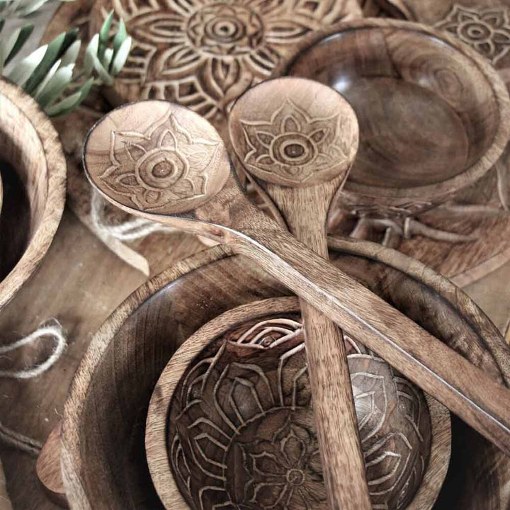 Majas Cottage - Salatbesteck Fleur 2er-Set und Schalen mit aufwendigen Blumenmustern zusammen präsentiert.