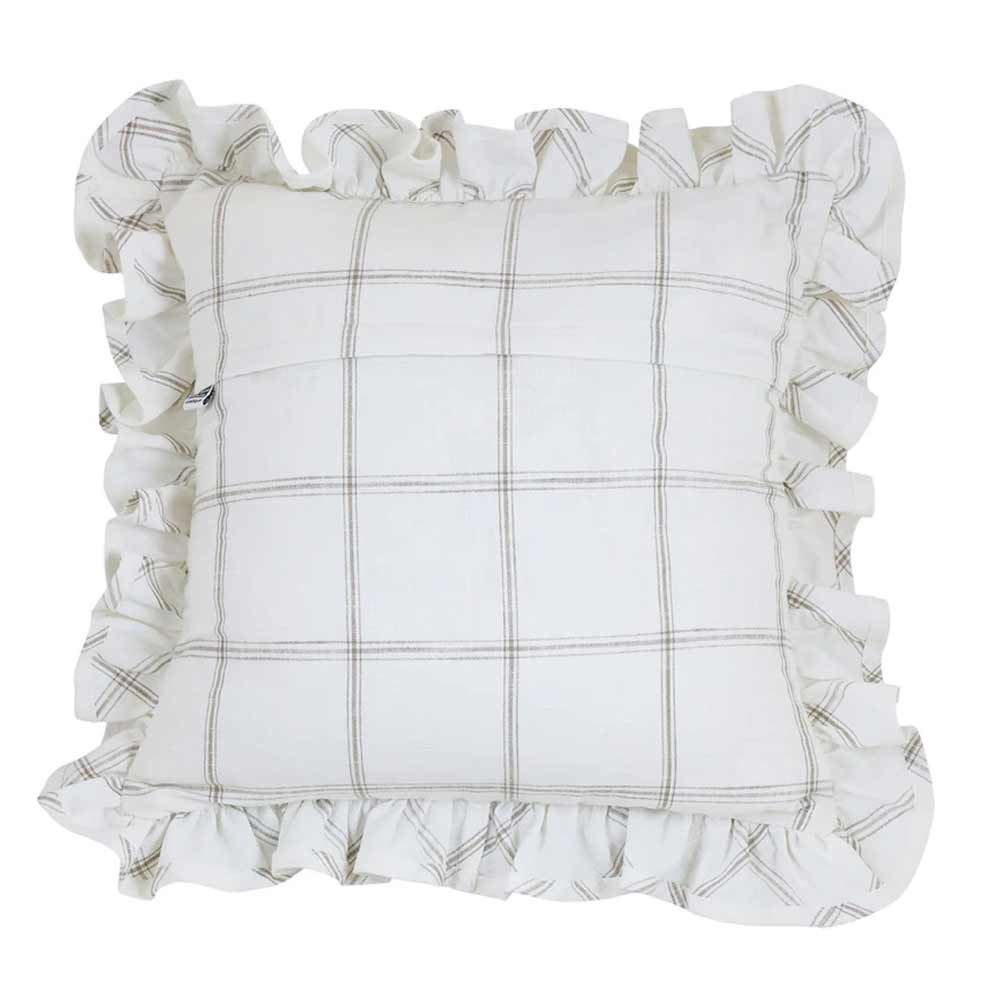Strömshaga - Kissenbezug Alma 45 x 45 cm mit grauem Karomuster und gerüschten Kanten.