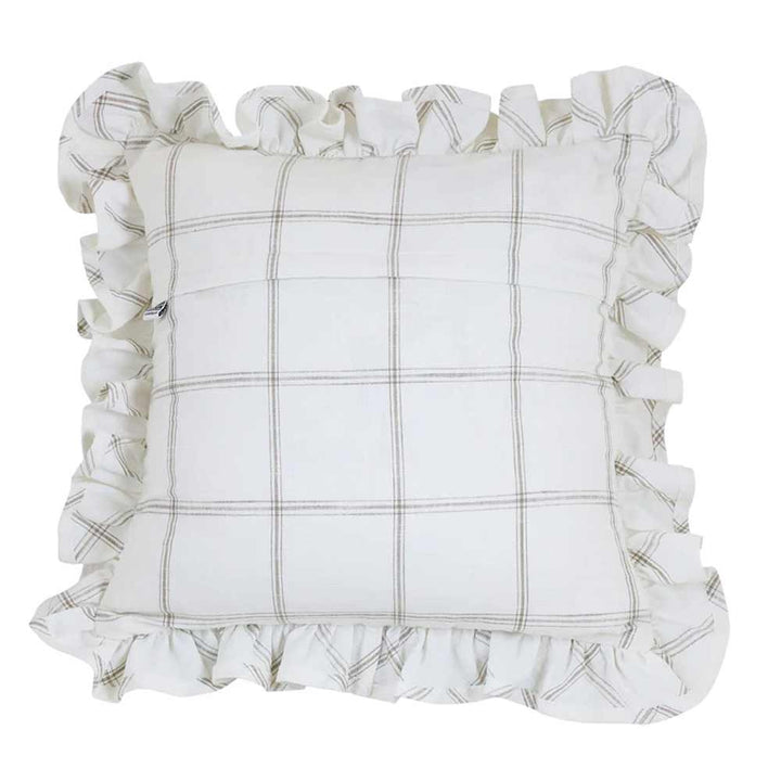 Strömshaga - Kissenbezug Alma 45 x 45 cm mit grauem Karomuster und gerüschten Kanten.