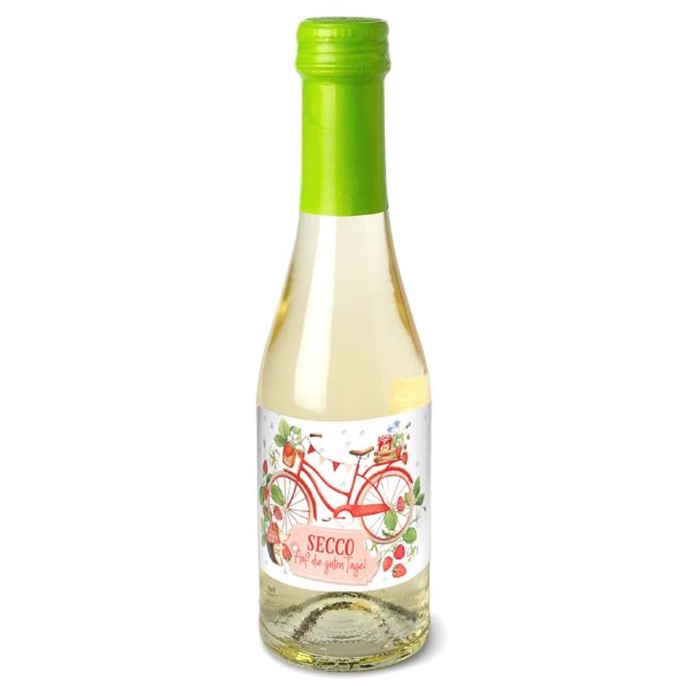 Eine Flasche Tee-Maass - Secco Auf die Guten Tage Erdbeerpicknick mit grünem Verschluss und einem Etikett mit Blumen- und Fahrradgrafiken vor weißem Hintergrund.