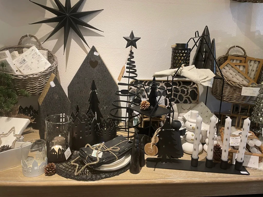 Sterne, Laternen und ein gedeckter Weihnachtstisch im ALSABA-Lädchen, Weihnachten 2025