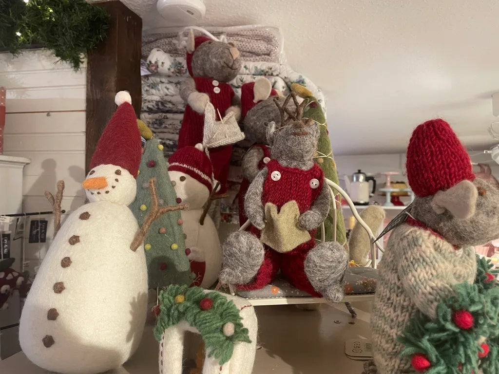 Filzmäuse und Schneemänner in Weihnachtsstimmung im ALSABA-Lädchen, Weihnachten 2025